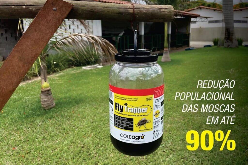 A armadilha para manejo de moscas Fly Trapper é composta de um recipiente de plástico reutilizável, fechado e equipado com aberturas cônicas “one way“, que permitem a entrada das moscas, sem permitir a sua saída. Um sistema de manejo de moscas sustentável, que não possui nenhum tipo de princípio ativo em sua formulação, sendo sua atratividade, apenas o odor que a isca exala.